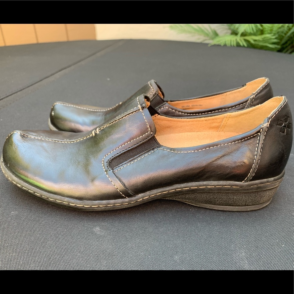 Naturalizer flat shoes